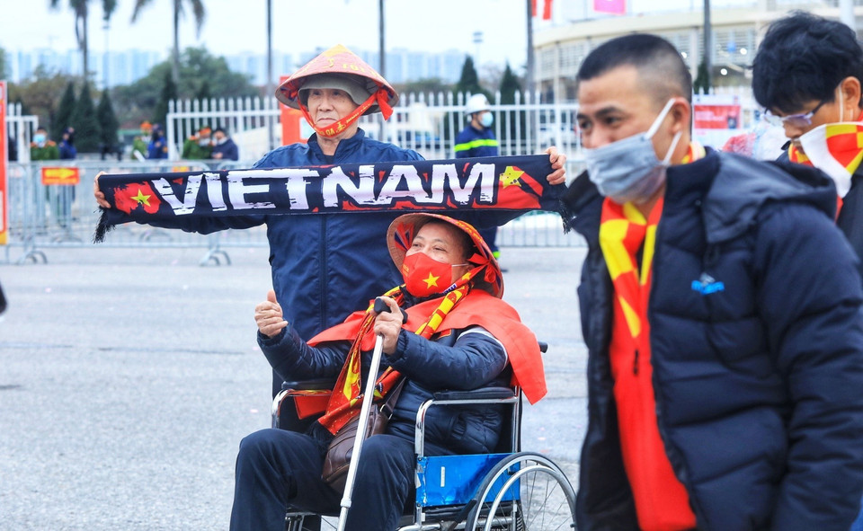 Cổ động viên Việt Nam đến cổ vũ cho đội tuyển. (Ảnh: Tuấn Anh/TTXVN)