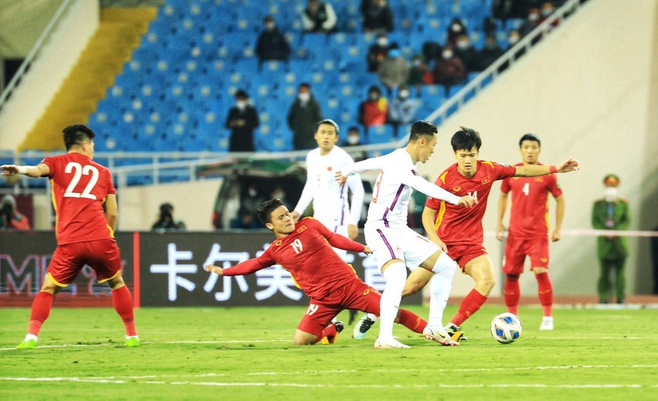 Quang Hải và Hoàng Đức áp sát, ngăn cản pha đi bóng của cầu thủ đội tuyển Trung Quốc. (Ảnh: Tuấn Anh/TTXVN)