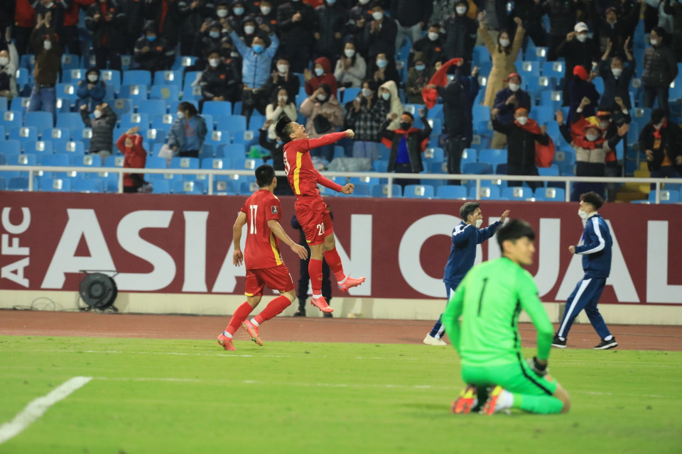 Tiền đạo Phan Văn Đức (20) ăn mừng cùng đồng đội sau khi ghi bàn nâng tỷ số lên 3-0. (Ảnh: Tuấn Anh/TTXVN)