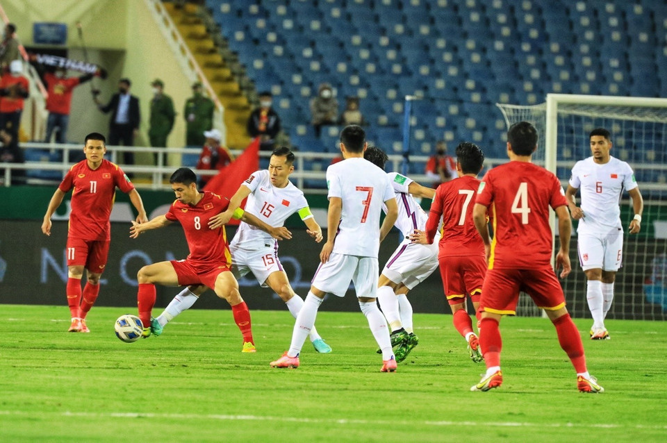 Đội trưởng Hùng Dũng (8) tả xung hữu đột trước sự đeo bám quyết liệt của hậu vệ đội tuyển Trung Quốc. (Ảnh: Tuấn Anh/TTXVN)