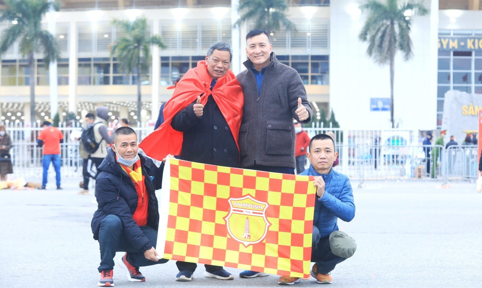 Hội cổ động viên Việt Nam đến cổ vũ cho đội nhà. (Ảnh: Tuấn Anh/TTXVN)