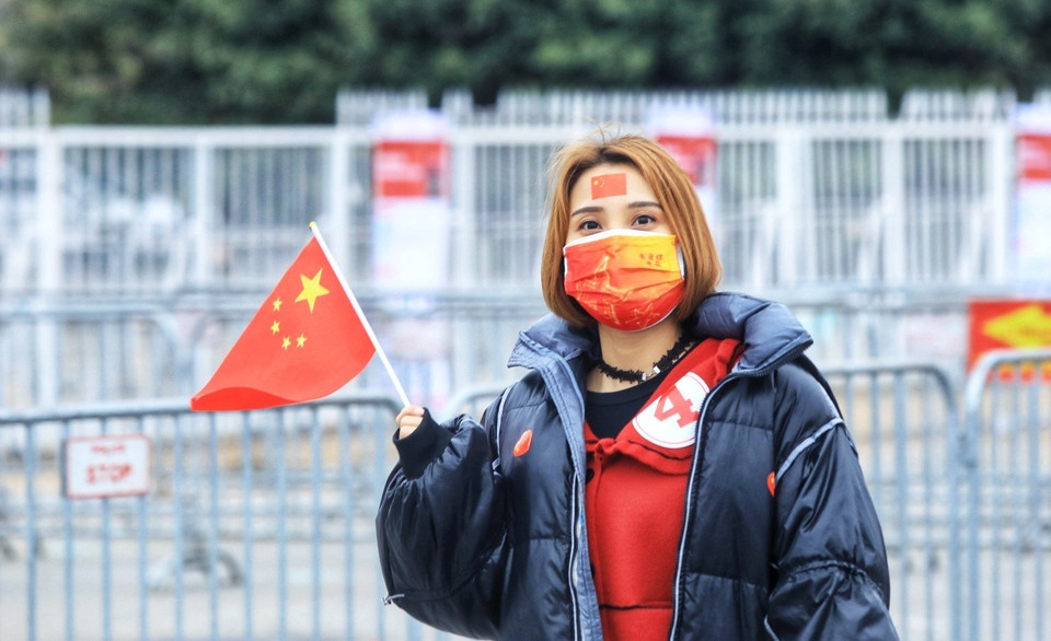 Một cổ động viên Trung Quốc đến cổ vũ cho đội tuyển. (Ảnh: Tuấn Anh/TTXVN)