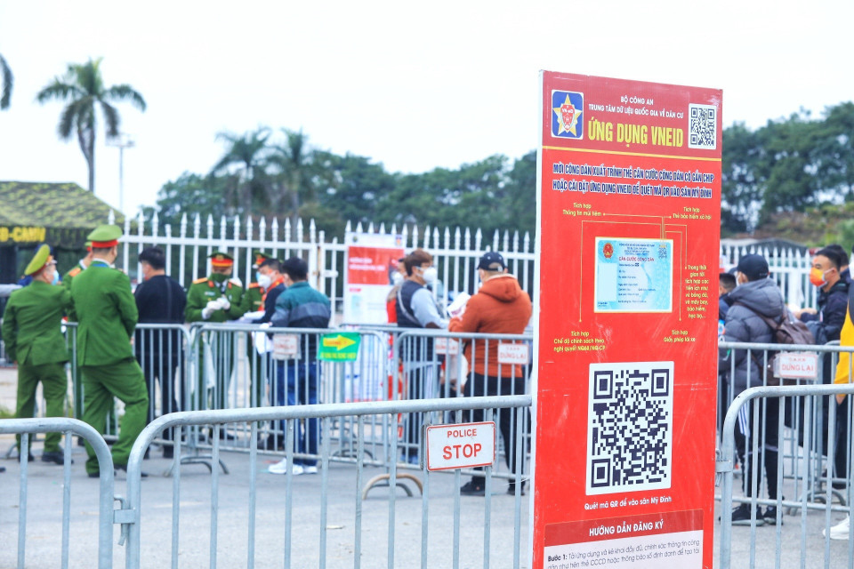 Tất cả cổ động viên đến sân cổ vũ đều phải thực hiện quét mã code QR. (Ảnh: Tuấn Anh/TTXVN)