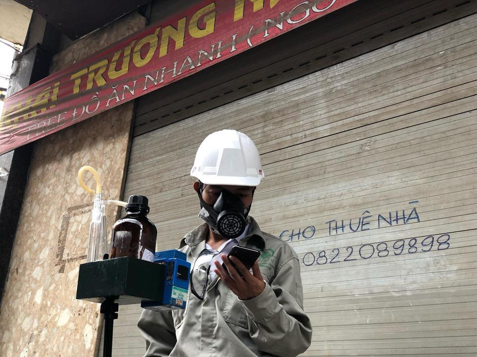 Mẫu đo đạc chất lượng không khí này sẽ được mang về Chi cục Bảo vệ môi trường để phân tích. (Ảnh: Sơn Bách/Vietnam+)