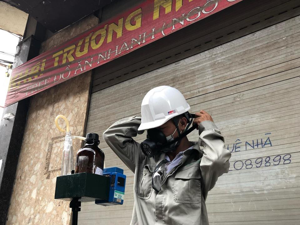 Kỹ sư đo đạc được trang bị mặt nạ phòng độc. (Ảnh: Sơn Bách/Vietnam+)