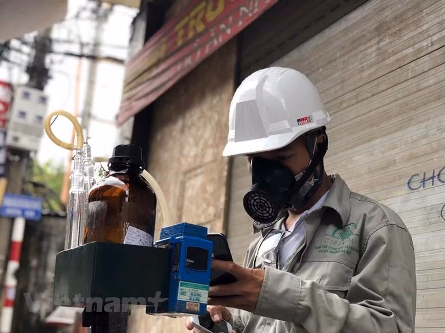 Trong khi chờ đợi cơ quan chức năng làm việc, người dân vẫn tỏ ra hết sức lo lắng cho sức khỏe của mình. (Ảnh: Sơn Bách/Vietnam+)