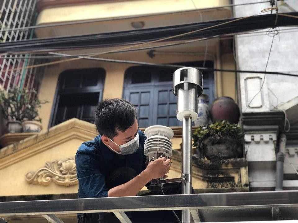 Trước đó, Bộ Tài nguyên và Môi trường cũng đã đề nghị phía Ủy ban Nhân dân thành phố Hà Nội báo cáo thông tin vụ việc. Đồng thời giao Trung tâm Quan trắc Môi trường miền Bắc phối hợp với cơ quan môi trường của Hà Nội rà soát, đánh giá hiện trạng môi trường. (Ảnh: Sơn Bách/Vietnam+)