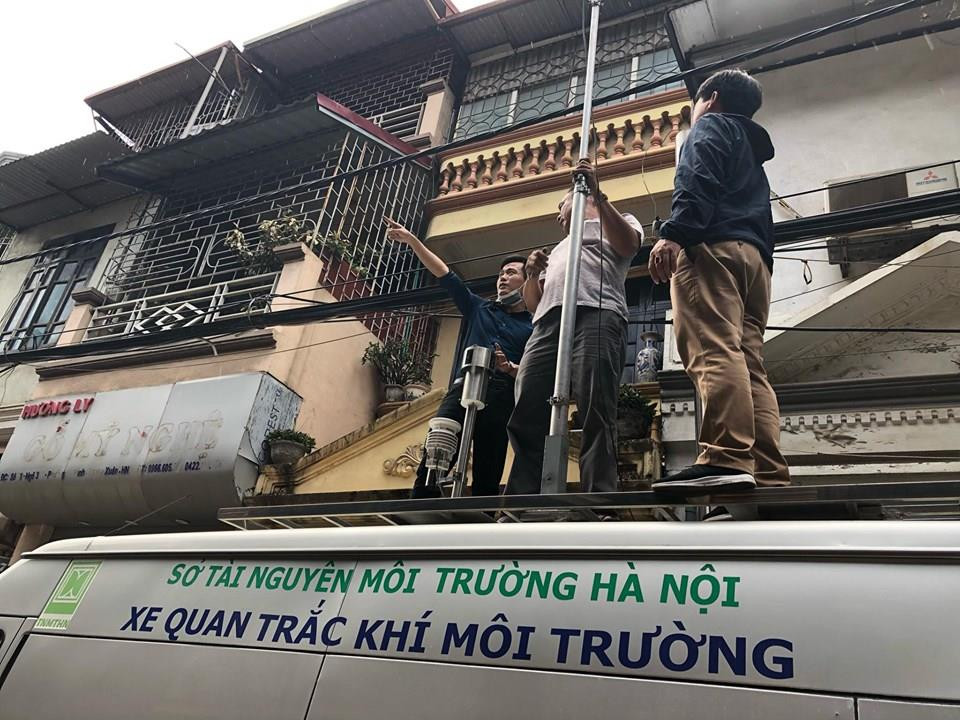 Sáng 30/8, đoàn cán bộ Chi cục Bảo vệ môi trường và Trung tâm quan trắc môi trường Hà Nội sẽ đến hiện trường vụ cháy Rạng Đông để đo đạc, đánh giá chất lượng không khí. (Ảnh: Sơn Bách/Vietnam+)