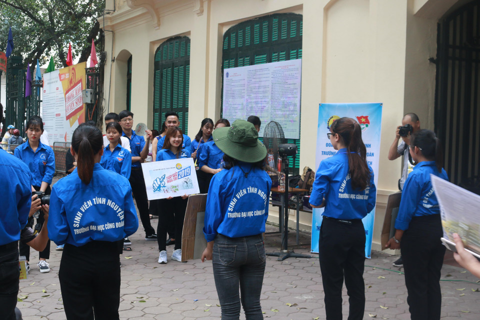 Những tấm bảng cổ động luôn đồng hành với các bạn sinh viên tình nguyện trên mỗi điểm thi.