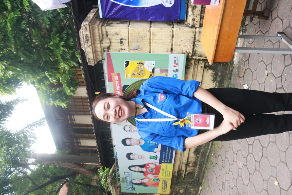 Bạn Lê Thị Huyền Trang, sinh viên tình nguyện tại điểm thi THPT Trần Phú.