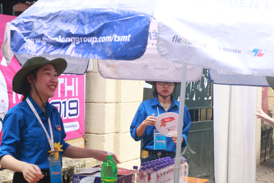 Thời tiết nắng nóng tại địa điểm thi không làm giảm đi sự nhiệt huyết của các bạn sinh viên.