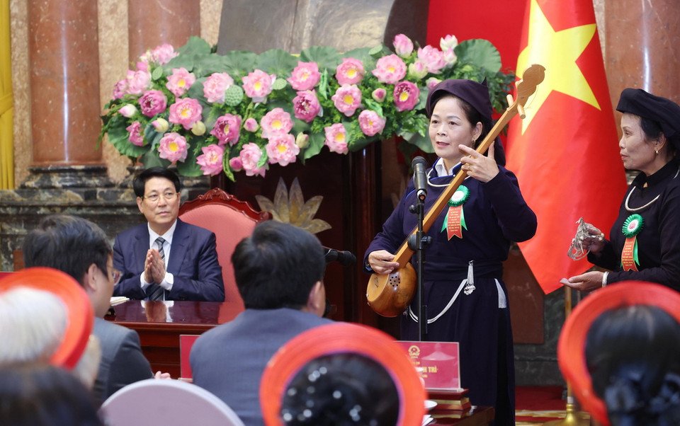 Bà Phan Thị Xuyến (Thôn Bản Bia, Thị trấn Yến Lạc, Huyện Na Rỳ, tỉnh Bắc Kạn, đại biểu phụ nữ tiêu biểu trong trao truyền các giá trị truyền thống văn hóa dân tộc thiểu số) trình bày ca khúc “Trăng soi đường Bác” tại buổi gặp mặt. (Ảnh: Lâm Khánh/TTXVN)