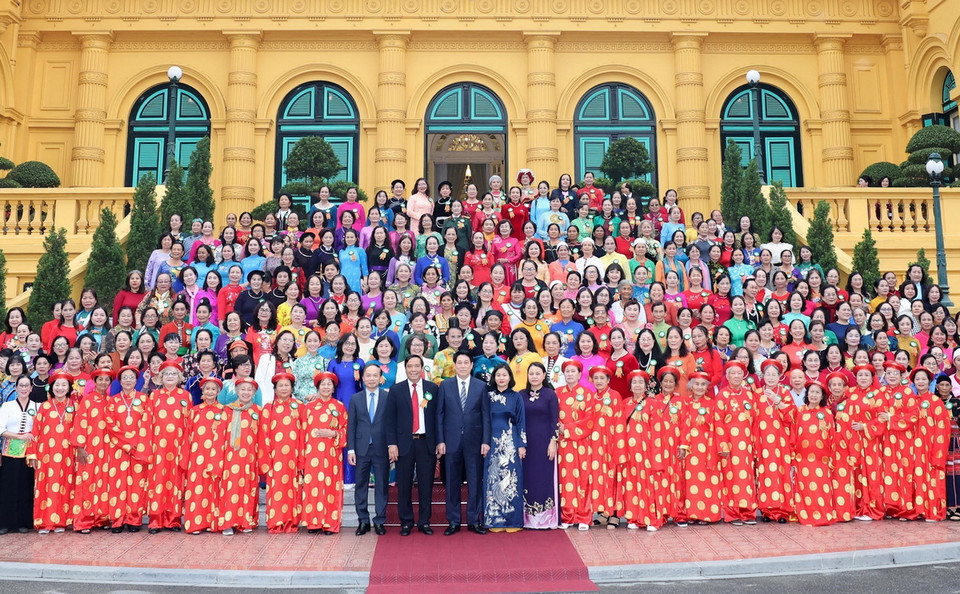 Chủ tịch nước Lương Cường gặp mặt đại biểu phụ nữ cao tuổi tiêu biểu toàn quốc. (Ảnh: Lâm Khánh/TTXVN)