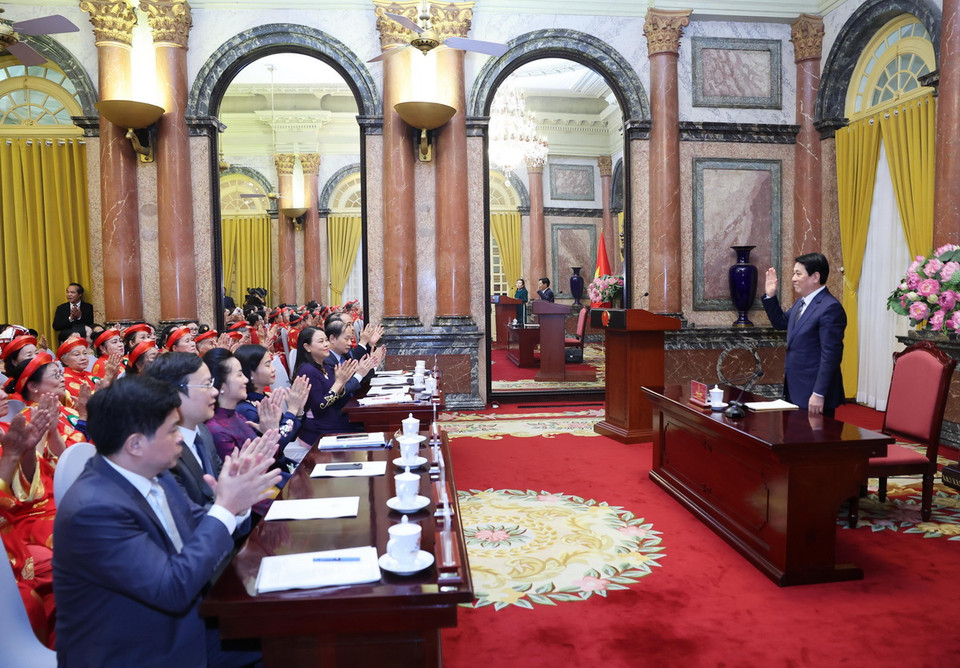 Chủ tịch nước Lương Cường gặp mặt đại biểu phụ nữ cao tuổi tiêu biểu toàn quốc. (Ảnh: Lâm Khánh/TTXVN)