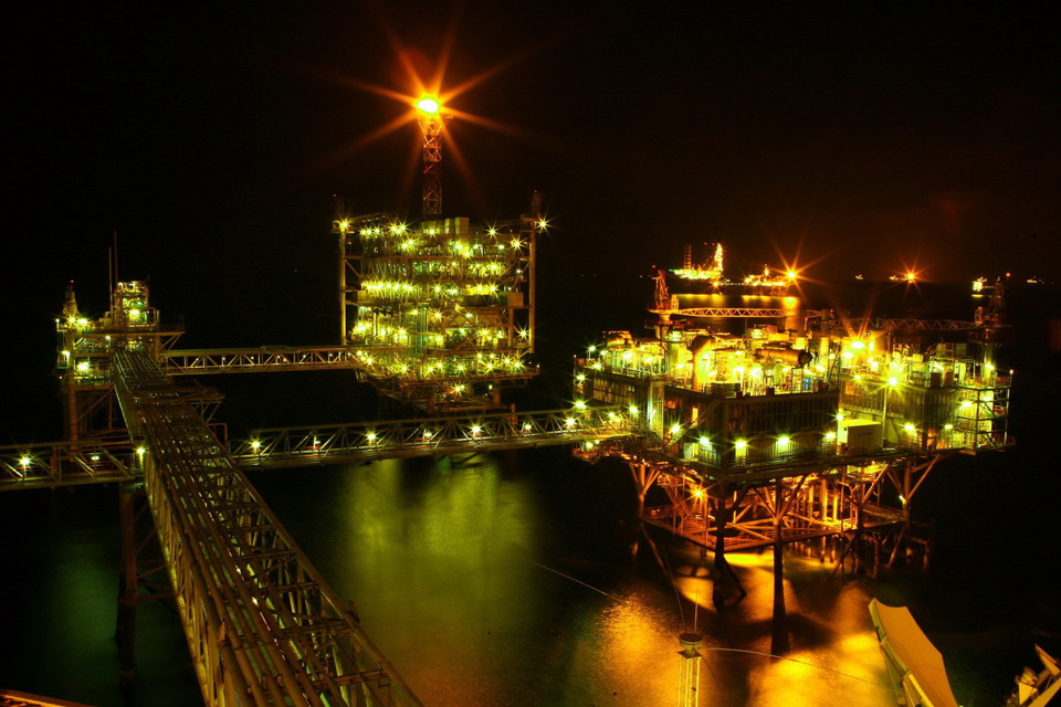 Đêm trên giàn công nghệ trung tâm số 2. (Ảnh: Huy Hùng/TTXVN)