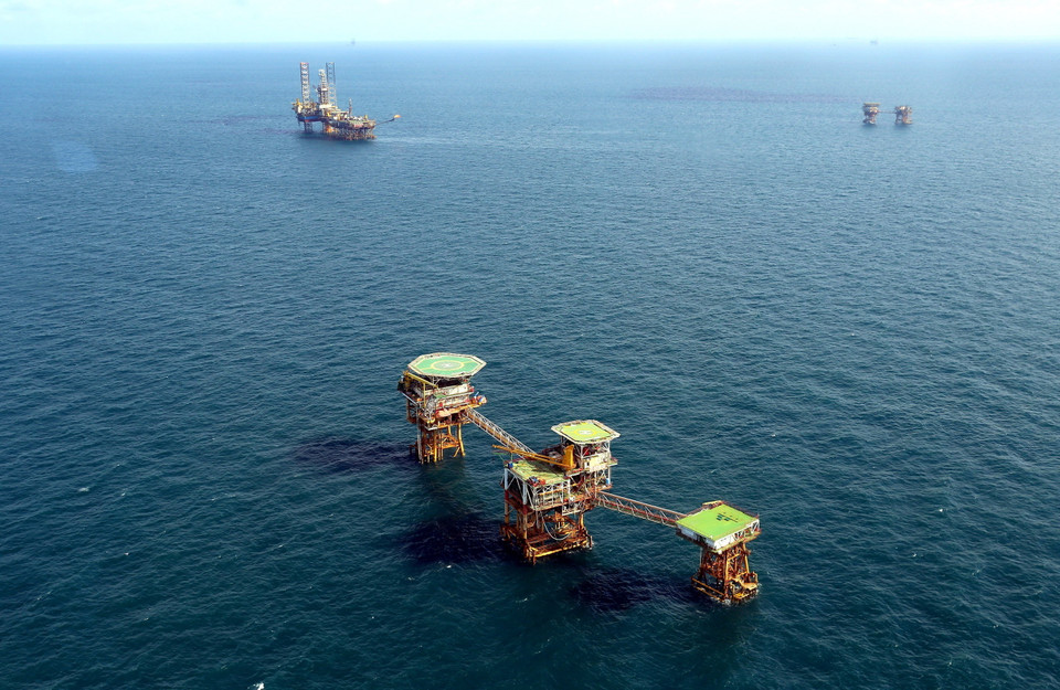 Các giàn khoan của Vietsovpetro tại mỏ Bạch Hổ. (Ảnh: Huy Hùng/TTXVN)