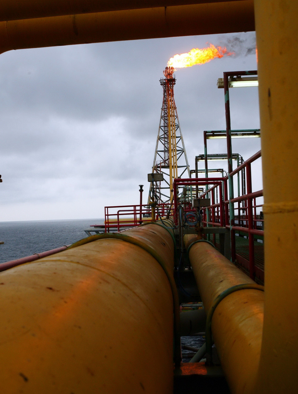 Tháp đốt khí đồng hành trên giàn công nghệ trung tâm 3. (Ảnh: Huy Hùng/TTXVN)