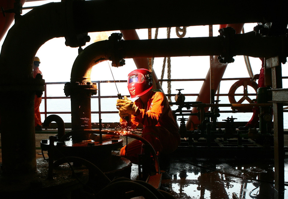 Sửa chữa thiết bị tại giàn khoan. (Ảnh: Huy Hùng/TTXVN)