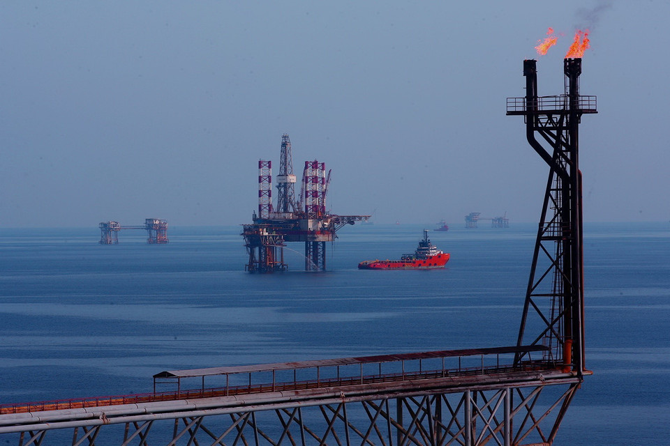 Khai thác dầu trên mỏ Bạch Hổ, đây là mỏ dầu lớn nhất trên thềm lục địa thuộc bồn trũng Cửu Long, nằm phía Đông Nam, cách bờ biển Vũng Tàu 145km do Vietsovpetro khai thác. (Ảnh: Huy Hùng/TTXVN)