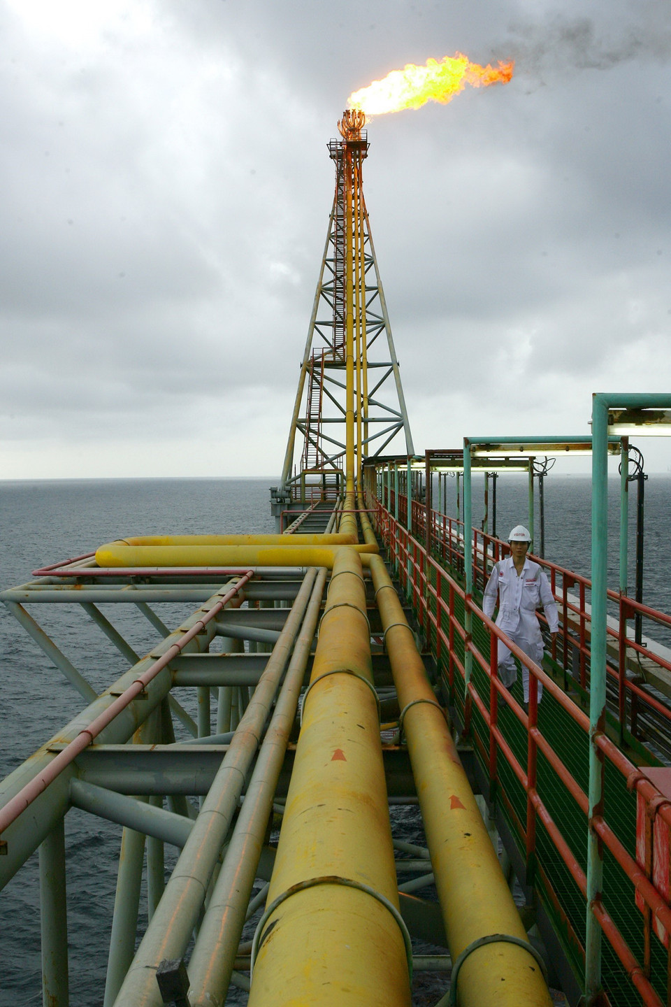 Vietsovpetro đã khảo sát hàng trăm nghìn km tuyến địa chấn 2D và hàng chục nghìn kilômét vuông địa chấn 3D; khoan trên 600 giếng khoan thăm dò và khai thác dầu, khí với tổng chiều dài hơn 2.500km, với tổng trữ lượng thu hồi trên 300 triệu tấn dầu quy đổi. (Ảnh: Huy Hùng/TTXVN)