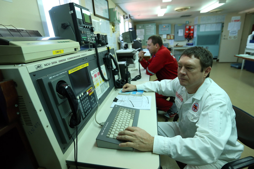 Chuyên gia Nga tại khu vực Đài chỉ huy tàu Vietsovpetro 01. (Ảnh: Huy Hùng/TTXVN)