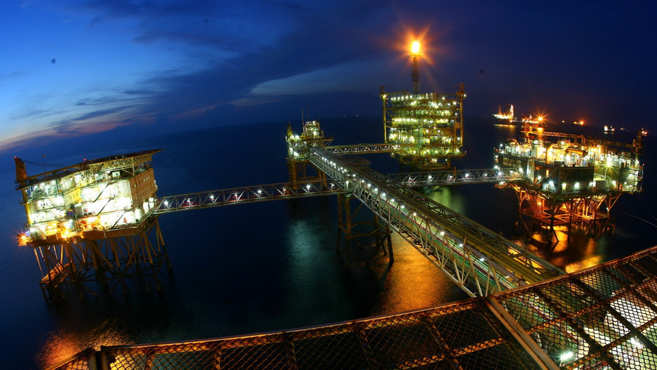 Đêm trên giàn công nghệ trung tâm số 2. (Ảnh: Huy Hùng/TTXVN)