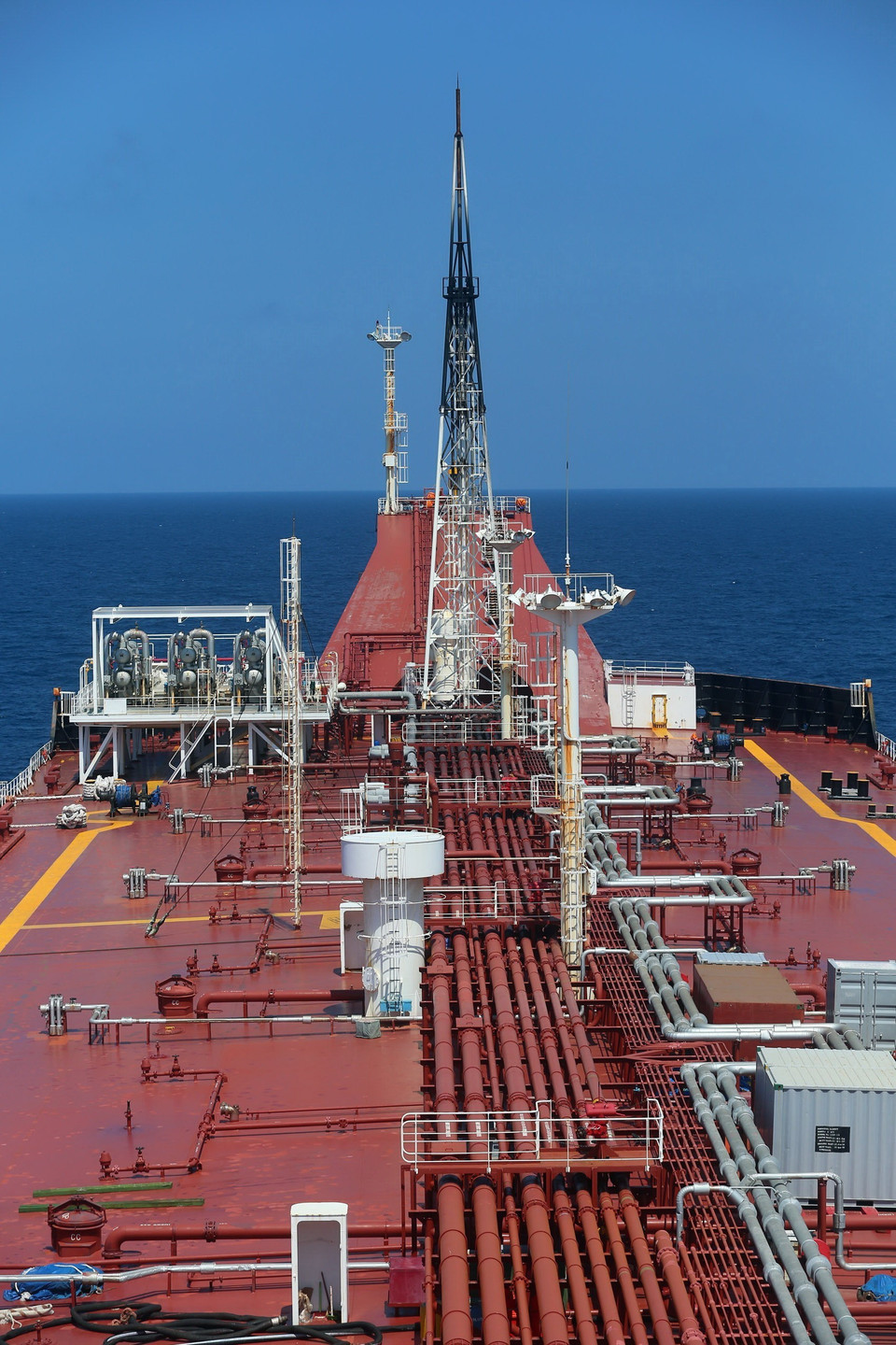 Tàu Vietsovpetro 01 khai thác dầu tại vùng mỏ Bạch Hổ. Tàu Vietsovpetro - 01 (Liên doanh Vietsovpetro) có sức chứa trên 150.000 tấn. (Ảnh: Huy Hùng/TTXVN)