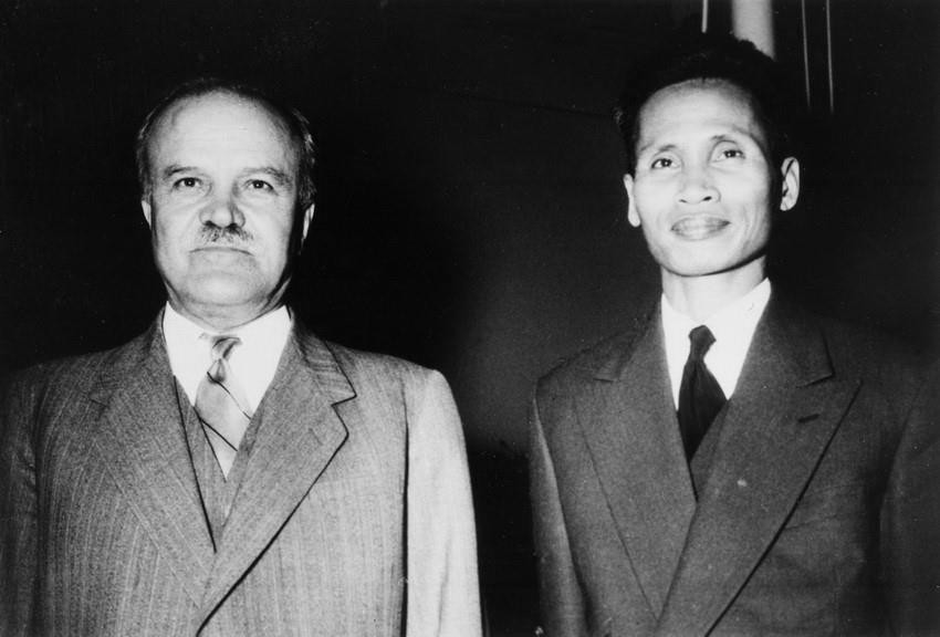 Ngày 8/5/1954, tin về kết quả Chiến dịch Điện Biên Phủ được truyền đến Genève. Sáng sớm 8/5/1954, vấn đề Đông Dương chính thức được đưa lên bàn đàm phán. Trong ảnh: Bộ trưởng Ngoại giao Liên Xô Vyacheslav Molotov (bên trái) và Phó Thủ tướng Phạm Văn Đồng tại phiên khai mạc Hội nghị Genève về Đông Dương, ngày 8/5/1954. (Ảnh: Tư liệu TTXVN)