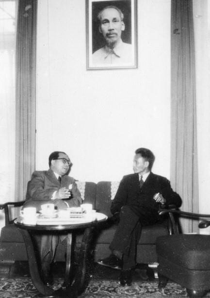 Tại Trụ sở Phái đoàn Việt Nam ở Hội nghị Genève về Đông Dương, Phó Thủ tướng Phạm Văn Đồng tiếp Đại sứ Indonesia ở Pháp (1954). (Ảnh: Tư liệu TTXVN)