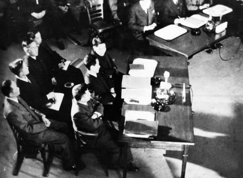 Ngày 8/5/1954, tin về kết quả Chiến dịch Điện Biên Phủ được truyền đến Genève. Sáng sớm 8/5/1954, vấn đề Đông Dương chính thức được đưa lên bàn đàm phán. Trong ảnh: Phái đoàn Việt Nam Dân chủ Cộng hòa, do Phó Thủ tướng Phạm Văn Đồng làm Trưởng đoàn, tại phiên khai mạc Hội nghị Genève về Đông Dương, ngày 8/5/1954. (Ảnh: Tư liệu TTXVN)