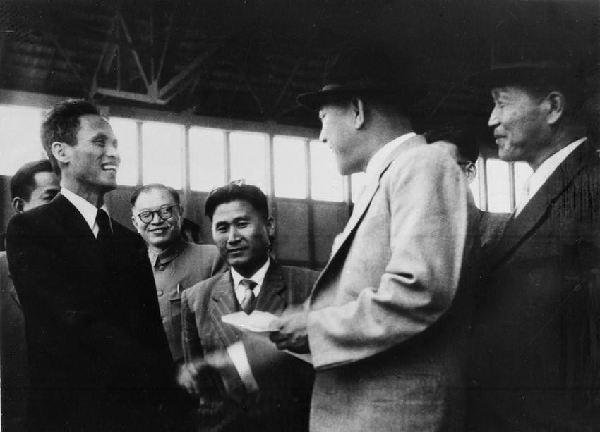 Hội nghị Genève khai mạc ngày 26/4/1954 với mục đích ban đầu là bàn về khôi phục hòa bình tại Triều Tiên và Đông Dương. Tuy nhiên, do vấn đề Triều Tiên không có kết quả, nên từ ngày 8/5/1954, hội nghị Genève chuyển sang bàn về vấn đề Đông Dương. Trong ảnh: Phó Thủ tướng Phạm Văn Đồng (bên trái) tiễn Bộ trưởng Ngoại giao Triều Tiên Nam Nhật tại sân bay Genève, Thụy Sĩ (1954). (Ảnh: Tư liệu TTXVN)