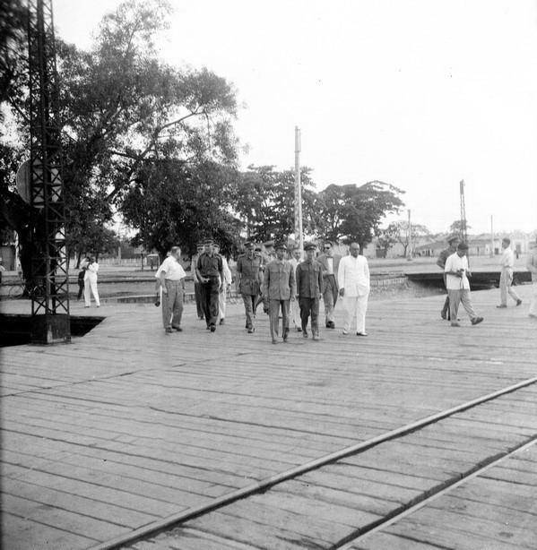  Lực lượng Ủy ban quốc tế giám sát việc quân đội Pháp trao trả và rút khỏi bến Sáu Kho, Hải Phòng (tháng 5/1955), theo các điều khoản trong Hiệp định Genève. (Ảnh: Tư liệu TTXVN)