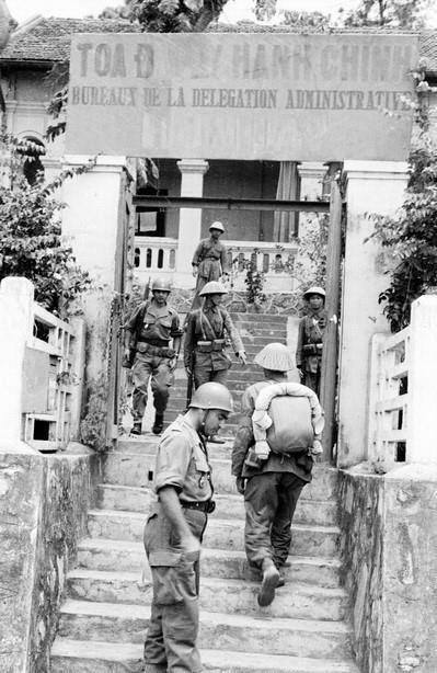 Ngày 25/4/1955 trở thành mốc son trong lịch sử cách mạng tỉnh Quảng Ninh và trở thành ngày hội truyền thống, niềm tự hào của Đảng bộ và nhân dân các dân tộc tỉnh Quảng Ninh. Trong ảnh: Bộ đội Việt Nam tiếp quản các cơ quan hành chính tại Hòn Gai và giám sát quân Pháp rời đi. (Ảnh: Tư liệu TTXVN)