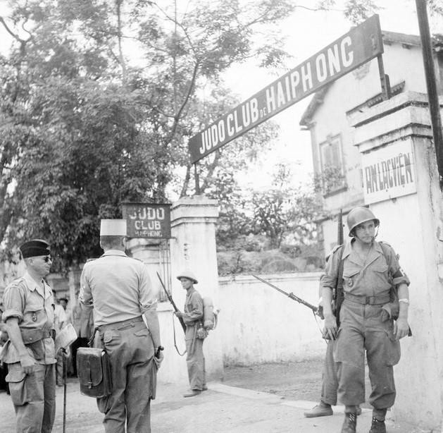 Một đơn vị bộ đội Việt Nam tiếp quản Câu lạc bộ Judo Hải Phòng, ngày 13/5/1955, theo các điều khoản trong Hiệp định Genève. (Ảnh: Tư liệu TTXVN)