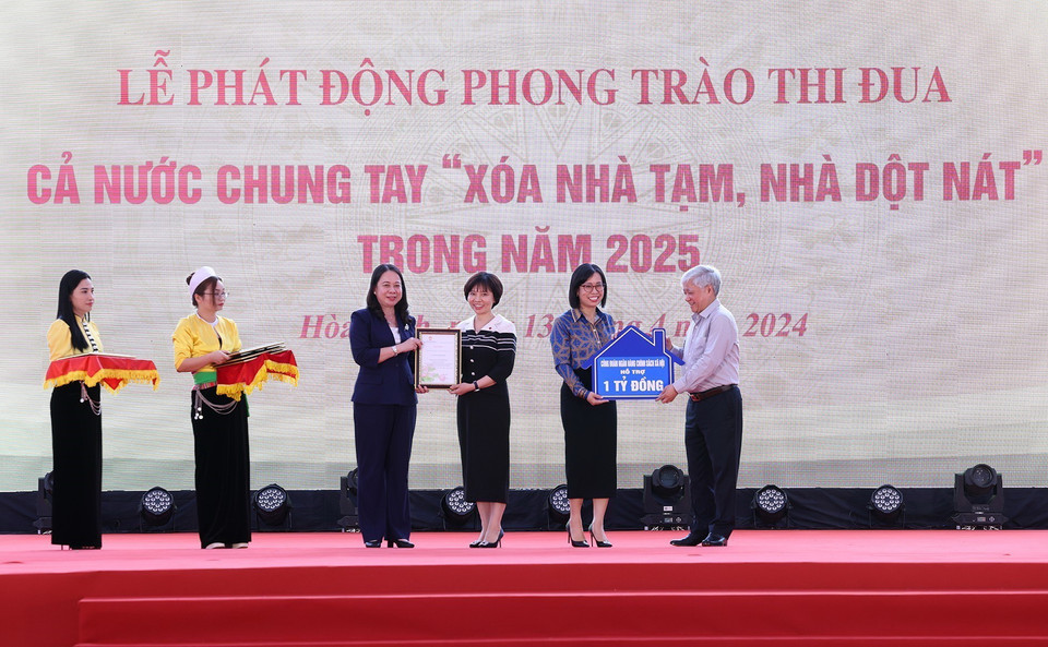 Quyền Chủ tịch nước Võ Thị Ánh Xuân, Chủ tịch Ủy ban Trung ương Mặt trận Tổ quốc Việt Nam Đỗ Văn Chiến tiếp nhận hỗ trợ kinh phó xóa nhà tạm, nhà dột nát từ các nhà tài trợ. (Ảnh: Dương Giang/TTXVN)