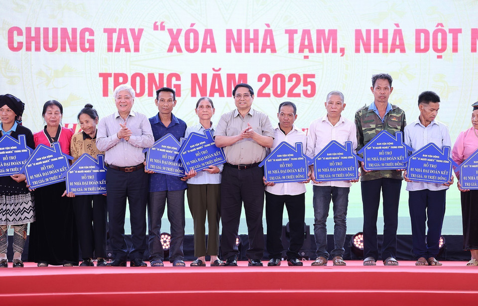 Thủ tướng Phạm Minh Chính và Chủ tịch Ủy ban Trung ương Mặt trận Tổ quốc Việt Nam Đỗ Văn Chiến trao biểu trưng hỗ trợ nhà đại đoàn kết cho các hộ gia đình tại huyện Đà Bắc, tỉnh Hòa Bình. (Ảnh: Dương Giang/TTXVN)