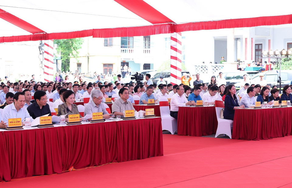 Thủ tướng Phạm Minh Chính, Quyền Chủ tịch nước Võ Thị Ánh Xuân và các đại biểu dự Lễ phát động Phong trào thi đua “Xóa nhà tạm, nhà dột nát”. (Ảnh: Dương Giang/TTXVN)