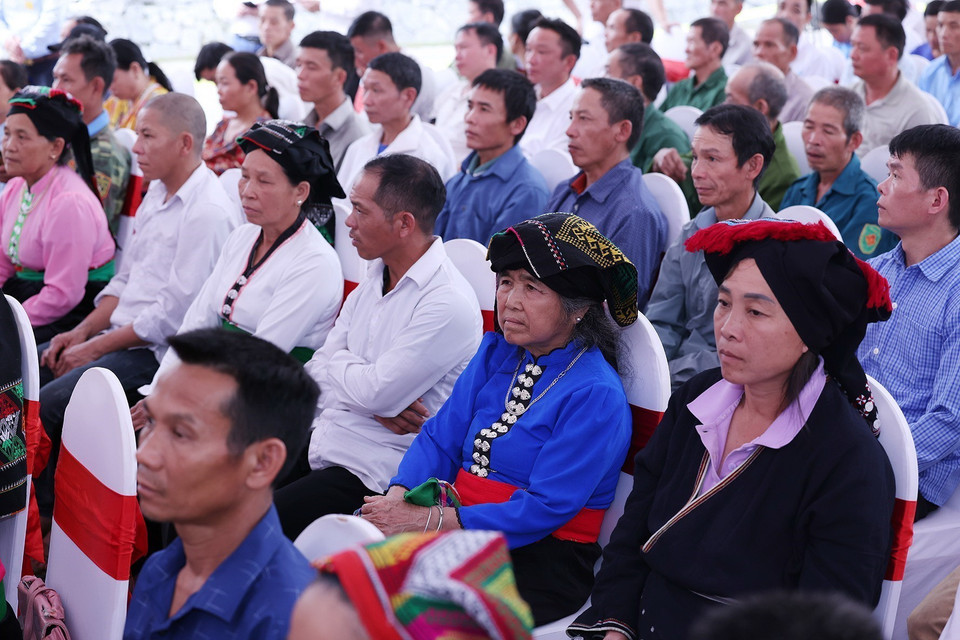 Đại diện nhân dân các dân tộc, gia đình có hoàn cảnh khó khăn của tỉnh Hòa Bình tham dự buổi lễ. (Ảnh: Dương Giang/TTXVN)