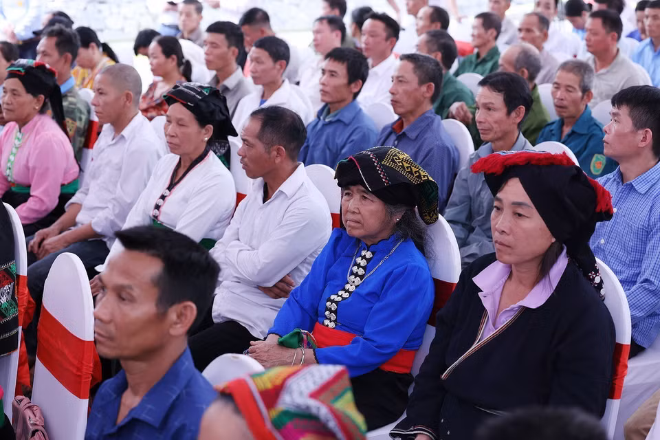 Đại diện nhân dân các dân tộc, gia đình có hoàn cảnh khó khăn của tỉnh Hòa Bình tham dự buổi lễ. (Ảnh: Dương Giang/TTXVN)