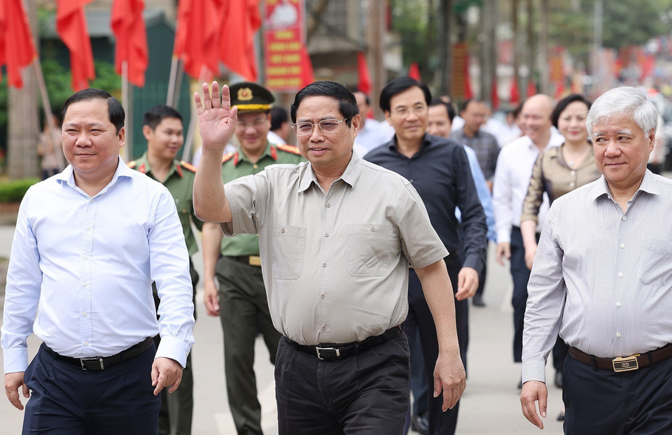 Thủ tướng Phạm Minh Chính, Chủ tịch Hội đồng Thi đua-Khen thưởng Trung ương, đến dự Lễ phát động Phong trào thi đua “Xóa nhà tạm, nhà dột nát” trong cả nước. (Ảnh: Dương Giang/TTXVN)