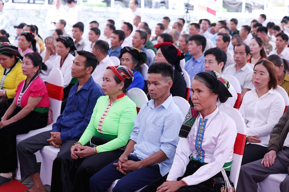 Đại diện nhân dân các dân tộc, gia đình có hoàn cảnh khó khăn của tỉnh Hòa Bình tham dự buổi lễ. (Ảnh: Dương Giang/TTXVN)