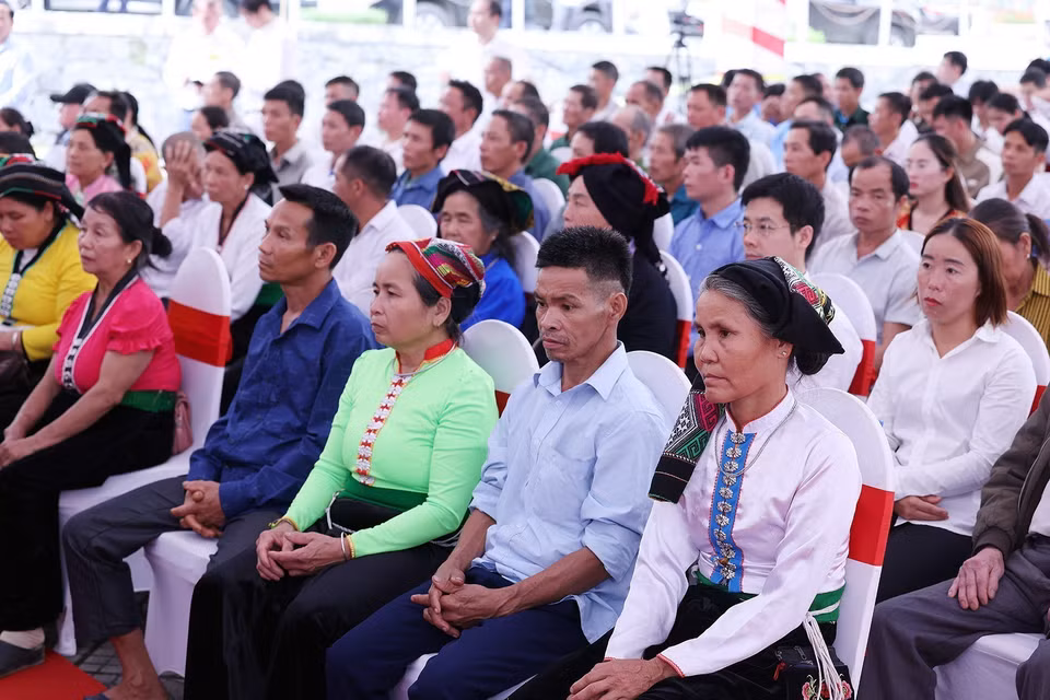 Đại diện nhân dân các dân tộc, gia đình có hoàn cảnh khó khăn của tỉnh Hòa Bình tham dự buổi lễ. (Ảnh: Dương Giang/TTXVN)