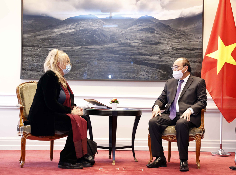 Chủ tịch nước Nguyễn Xuân Phúc tiếp bà Sandra Scagliotti, Lãnh sự danh dự Việt Nam tại Torino (Italy). (Ảnh: Thống Nhất/TTXVN)