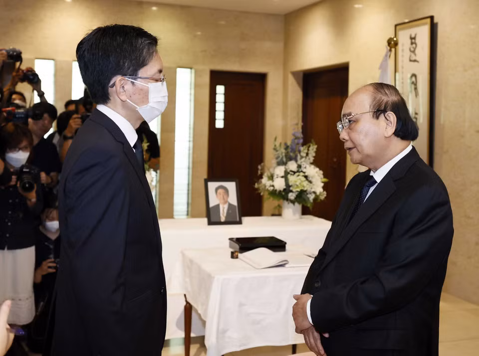 Chủ tịch nước Nguyễn Xuân Phúc chia buồn với cán bộ Đại sứ quán Nhật Bản tại Việt Nam. (Ảnh: Thống Nhất/TTXVN)