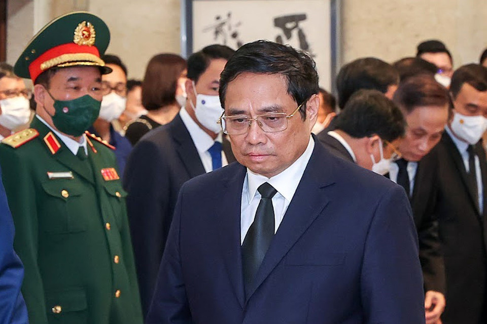 Thủ tướng Chính phủ Phạm Minh Chính tưởng niệm cố Thủ tướng Abe Shinzo. (Ảnh: Dương Giang/TTXVN)