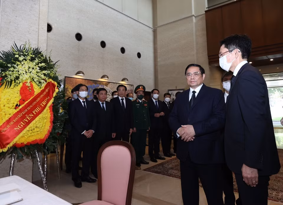 Thủ tướng Chính phủ Phạm Minh Chính chia buồn với cán bộ Đại sứ quán Nhật Bản tại Việt Nam. (Ảnh: Dương Giang/TTXVN)