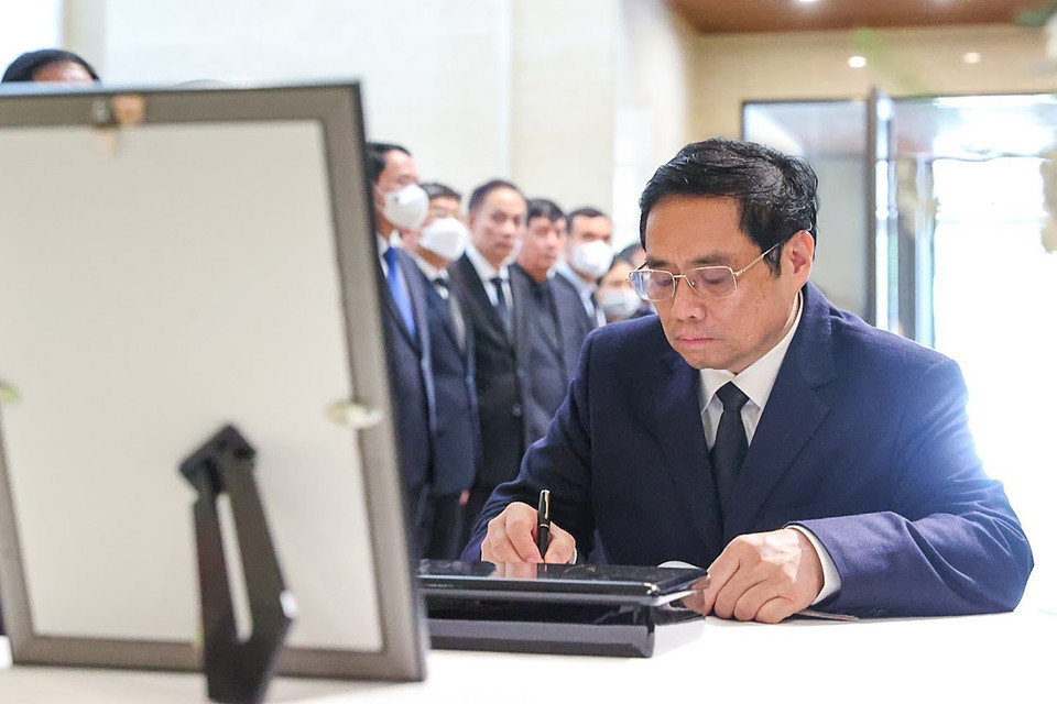 Thủ tướng Chính phủ Phạm Minh Chính ghi sổ tang tưởng niệm cố Thủ tướng Nhật Bản Abe Shinzo. (Ảnh: Dương Giang/TTXVN)