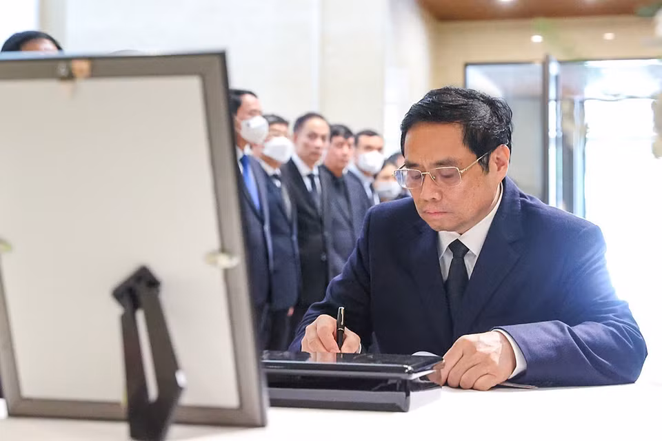 Thủ tướng Chính phủ Phạm Minh Chính ghi sổ tang tưởng niệm cố Thủ tướng Nhật Bản Abe Shinzo. (Ảnh: Dương Giang/TTXVN)