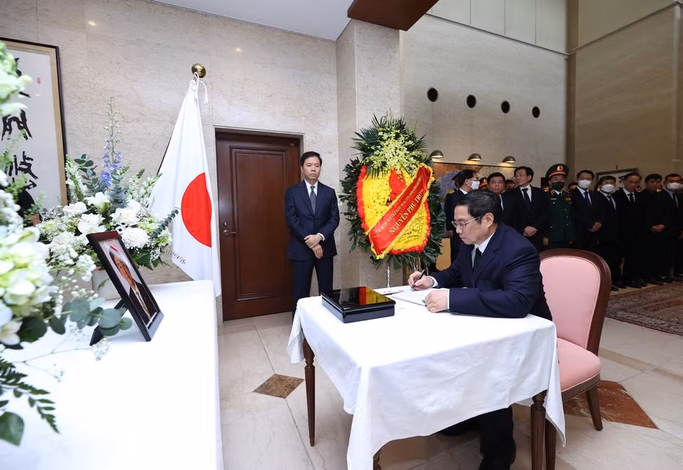 Thủ tướng Chính phủ Phạm Minh Chính ghi sổ tang tưởng niệm cố Thủ tướng Nhật Bản Abe Shinzo. (Ảnh: Dương Giang/TTXVN)