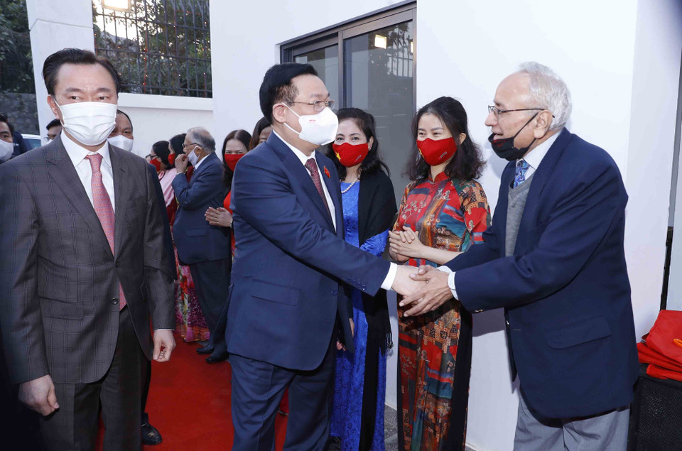 Chủ tịch Quốc hội Vương Đình Huệ với đại biểu. (Ảnh: Doãn Tấn/TTXVN)